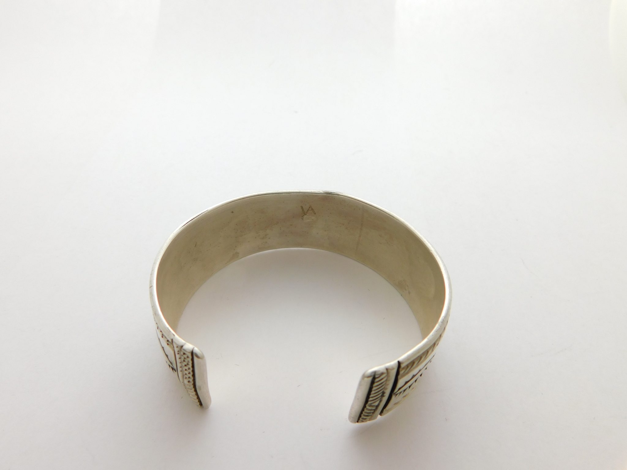 Rear view of VIDAL ARAGON Santo Domingo Sterling Silver Bear Paw Overlay Bracelet Size 6-3/4