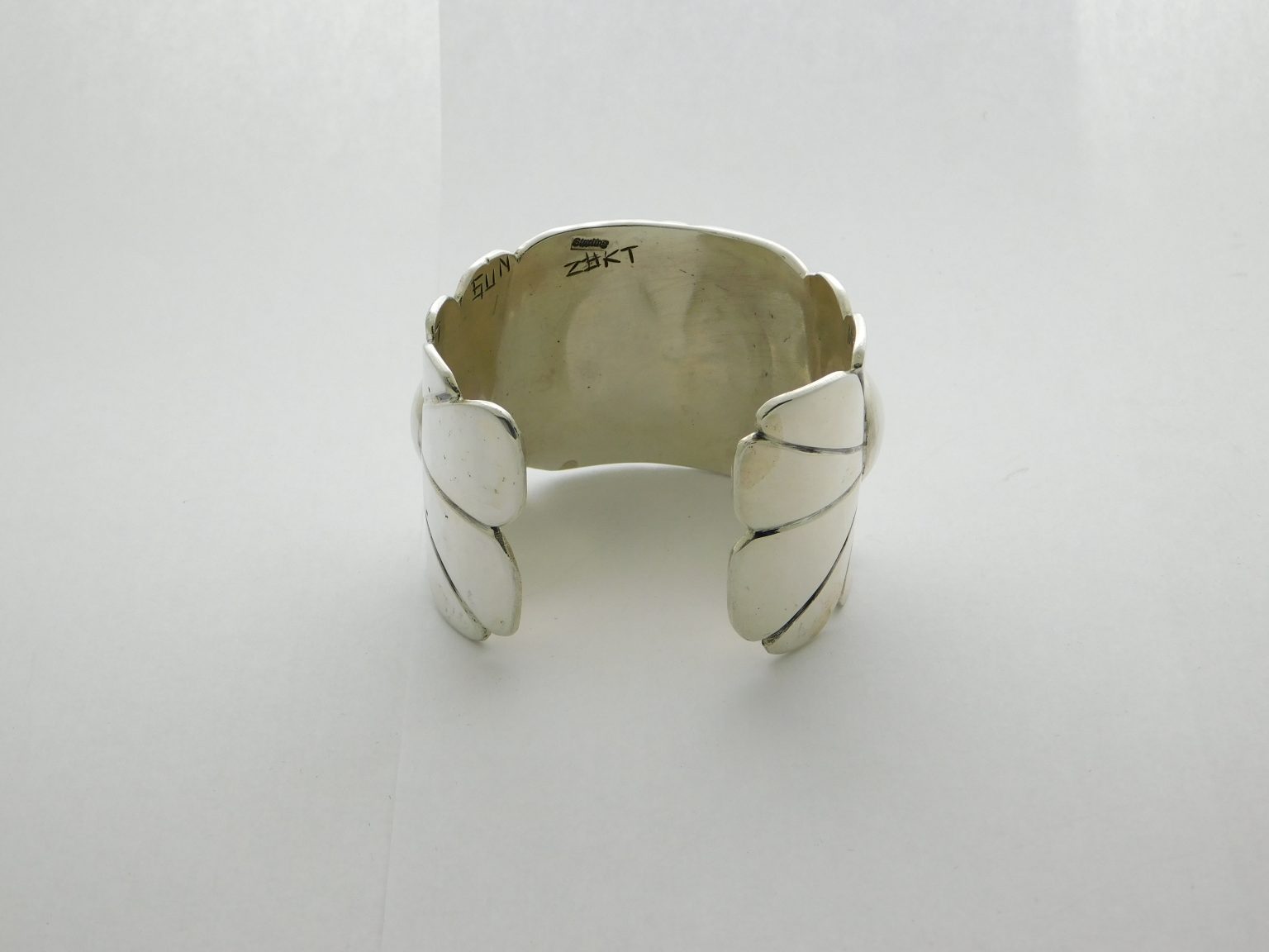 Rear view of JAMES FENDENHEIM Tohono O'odham Man-in-the-Maze Sterling +24kt. Gold Cuff