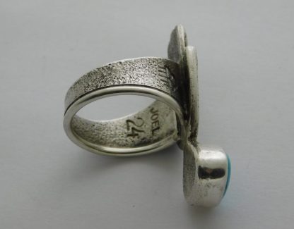 Side view of Joel Pajarito Santo Domingo Kingman Turquoise Tufa Cast Sterling Silver Hand Ring