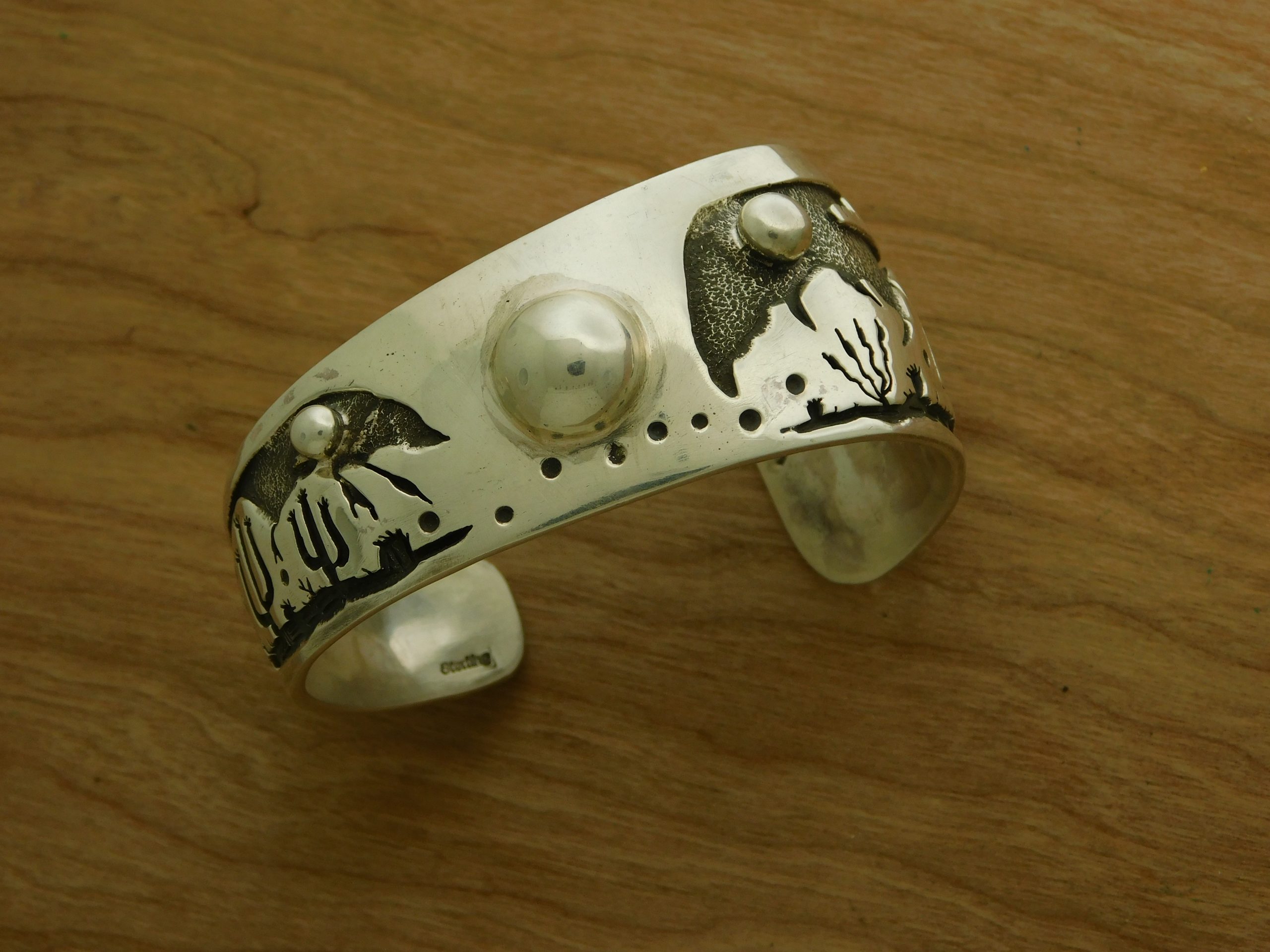 SUNNYBLESS 腕時計 彫刻有 Native American